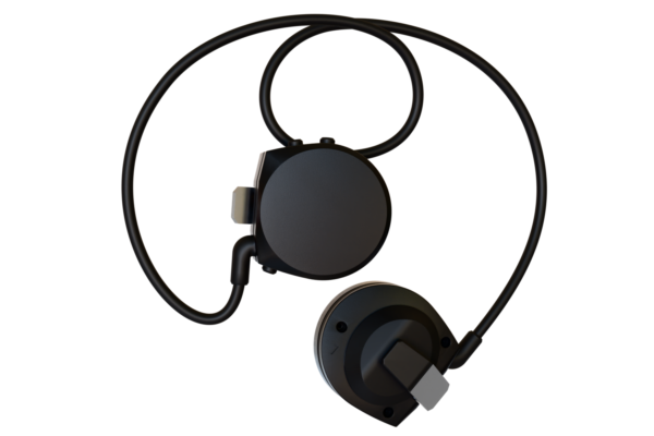 Le casque awareONE d'Auricle, avec son clip au tragus, posé à côté de son câble USB-C et de sa pochette de transport — vue 2